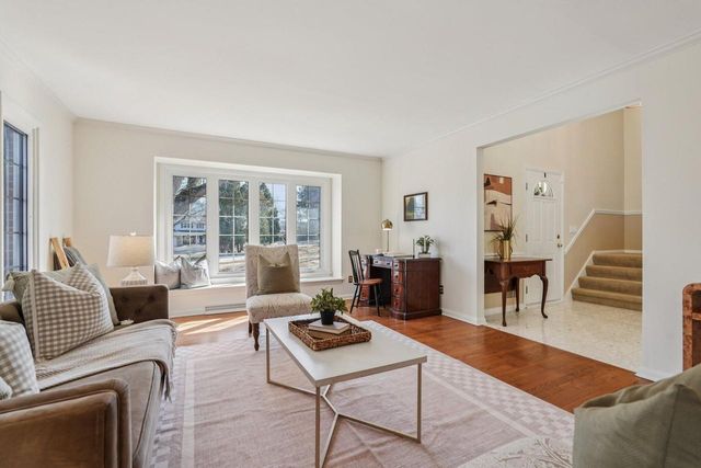 3220 W Chateau COURT, Mequon, WI 53092