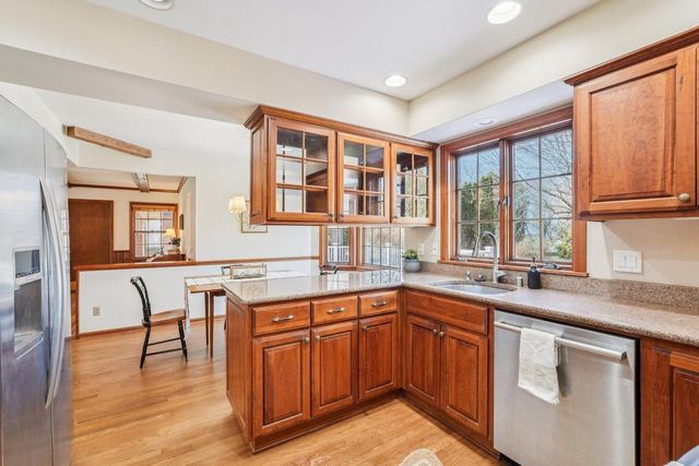 3220 W Chateau COURT, Mequon, WI 53092