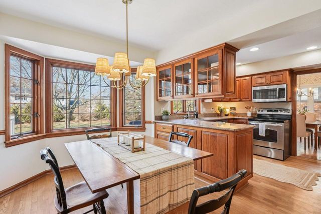 3220 W Chateau COURT, Mequon, WI 53092