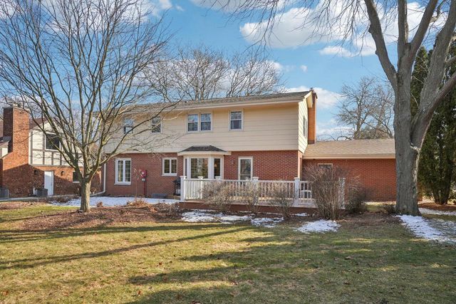 3220 W Chateau COURT, Mequon, WI 53092