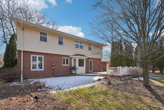 3220 W Chateau COURT, Mequon, WI 53092