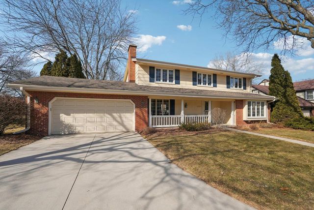 3220 W Chateau COURT, Mequon, WI 53092