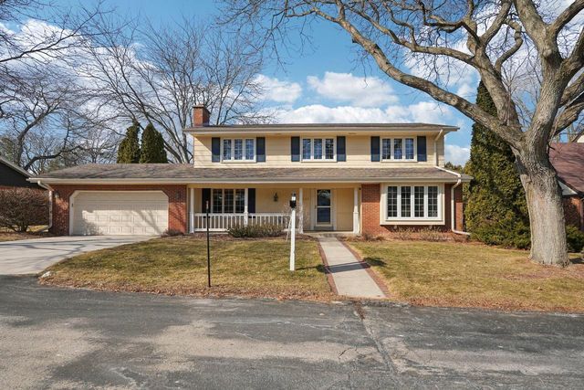 3220 W Chateau COURT, Mequon, WI 53092