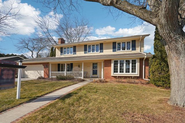 3220 W Chateau COURT, Mequon, WI 53092