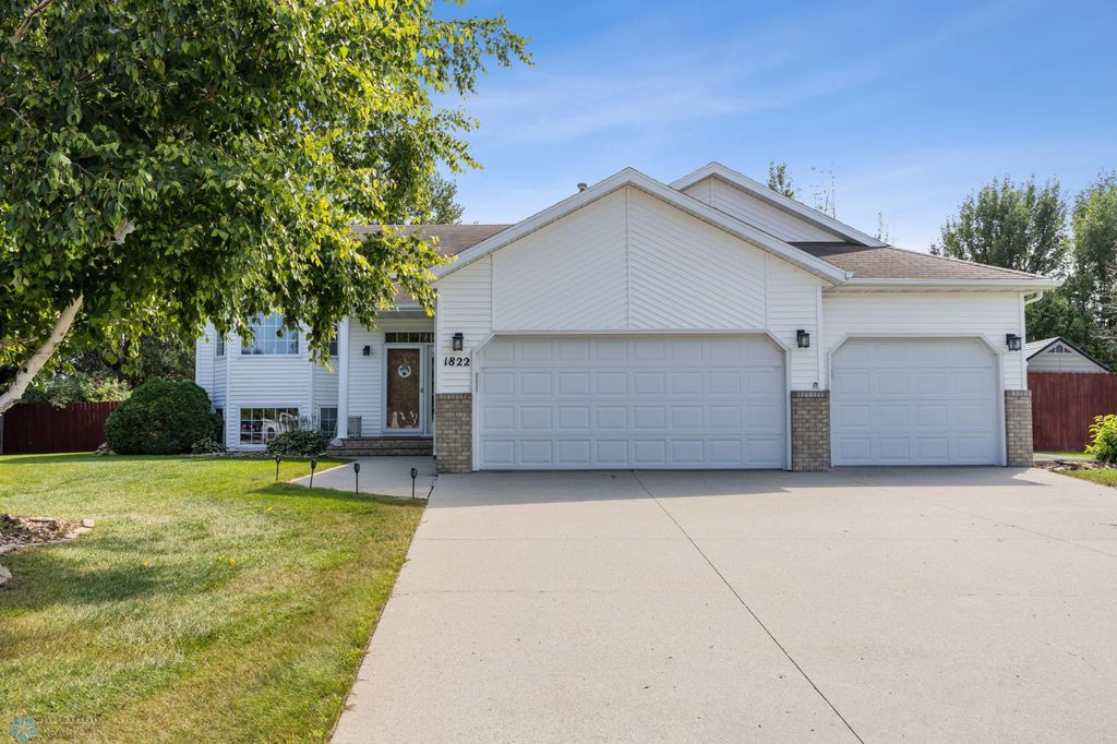 1822 33rd Street S, Moorhead, MN 56560