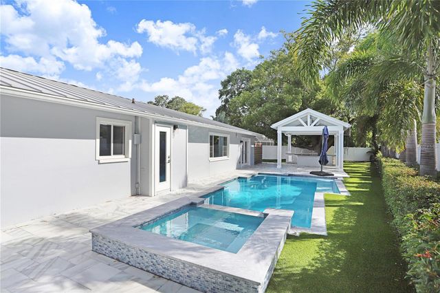 8404 BLACKSTONE COURT, Tampa, FL 33615