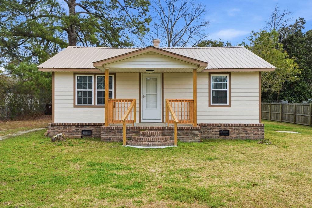 Image 8 of property listing at 104 O'Carroll Street, Moncks Corner, SC 29461