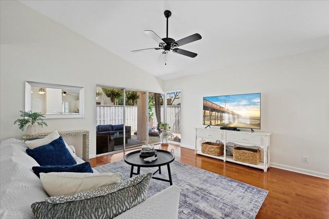 28 Governors Court, Palm Beach Gardens, FL 33418