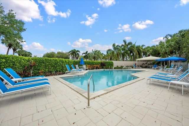 28 Governors Court, Palm Beach Gardens, FL 33418