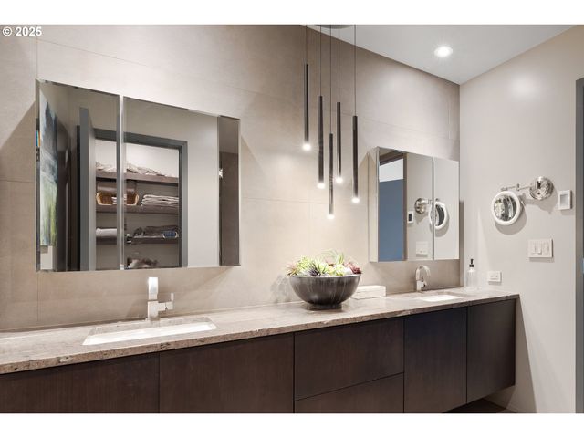 1410 Nw KEARNEY St 1111, Portland, OR 97209