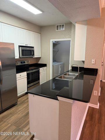 8539 GATE Parkway W 424, Jacksonville, FL 32216