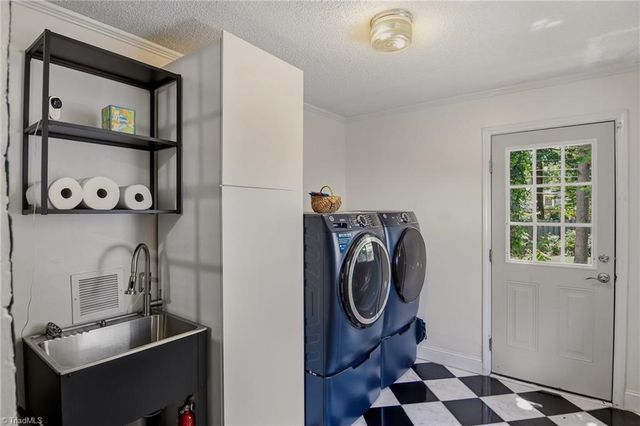 2209 W Friendly Avenue, Greensboro, NC 27403