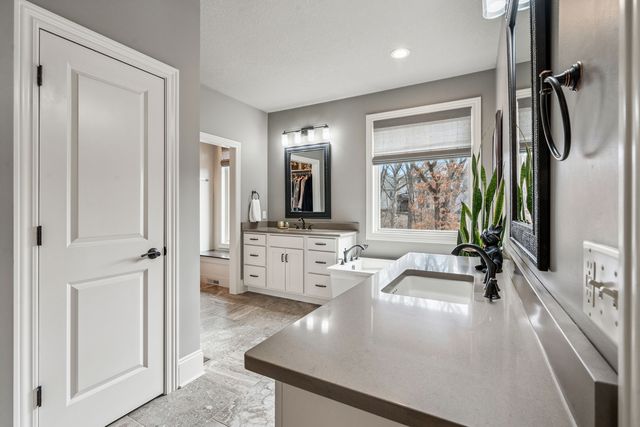 4865 Woody Creek Circle, Bettendorf, IA 52722