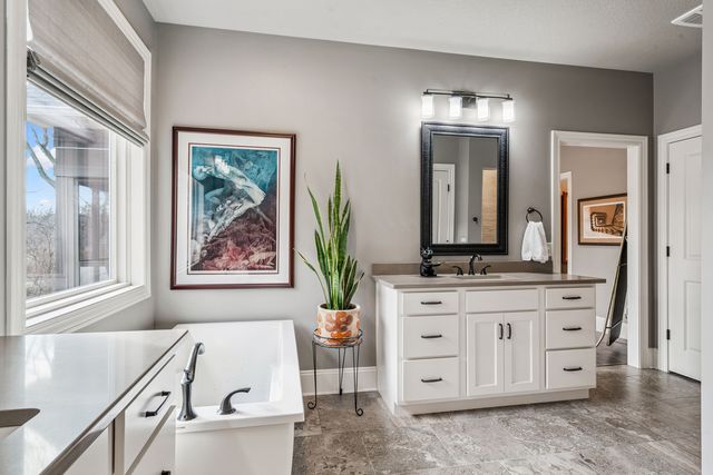 4865 Woody Creek Circle, Bettendorf, IA 52722