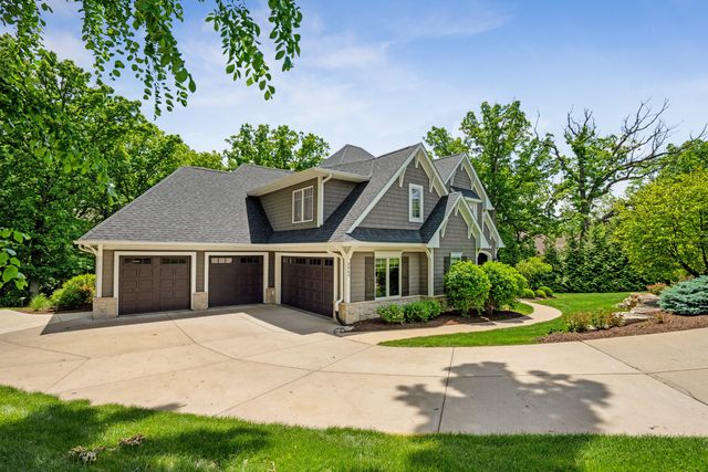 4865 Woody Creek Circle, Bettendorf, IA 52722