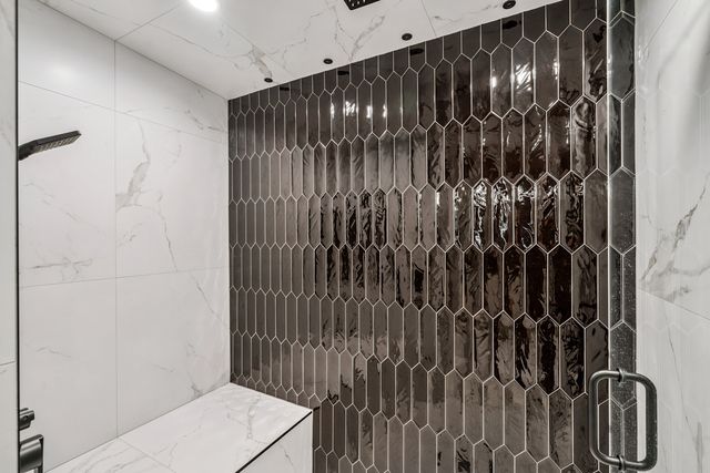 4865 Woody Creek Circle, Bettendorf, IA 52722