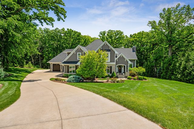 4865 Woody Creek Circle, Bettendorf, IA 52722
