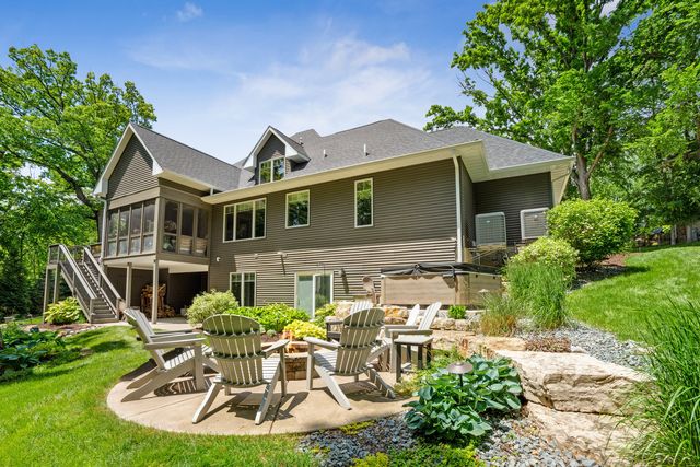 4865 Woody Creek Circle, Bettendorf, IA 52722