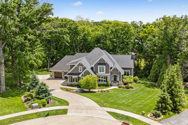 4865 Woody Creek Circle, Bettendorf, IA 52722