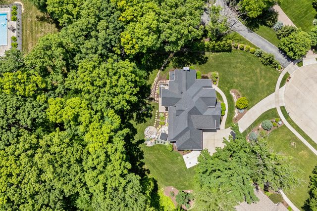 4865 Woody Creek Circle, Bettendorf, IA 52722