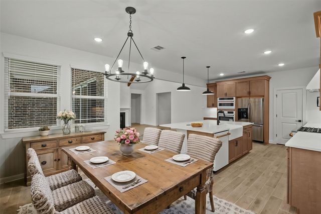 12402 Old Fashion Circle, Mont Belvieu, TX 77535