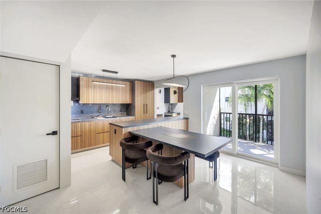 788 Park Shore DR E20, Naples, FL 34103