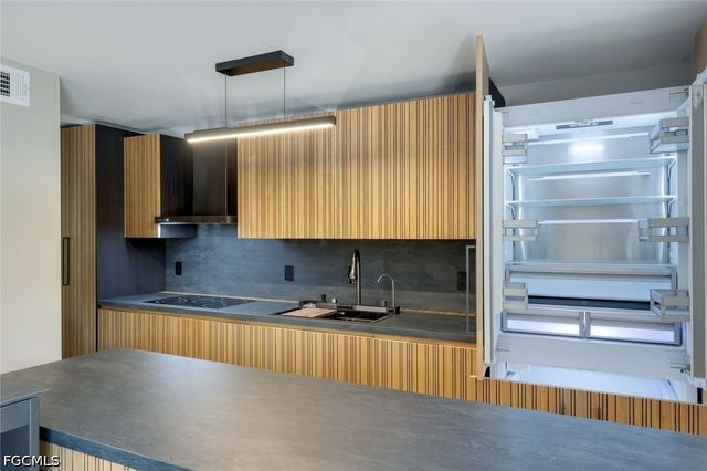 788 Park Shore DR E20, Naples, FL 34103