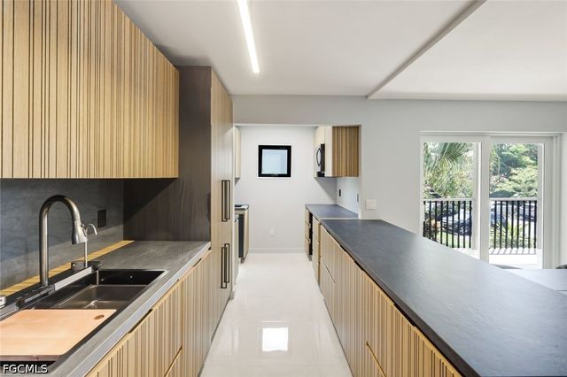 788 Park Shore DR E20, Naples, FL 34103