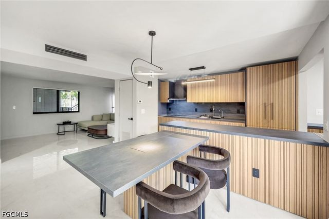 788 Park Shore DR E20, Naples, FL 34103