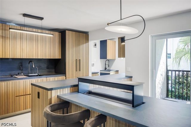 788 Park Shore DR E20, Naples, FL 34103