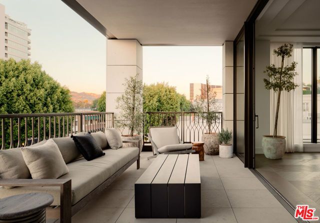 9900 S Santa Monica Boulevard 3A, Beverly Hills, CA 90212