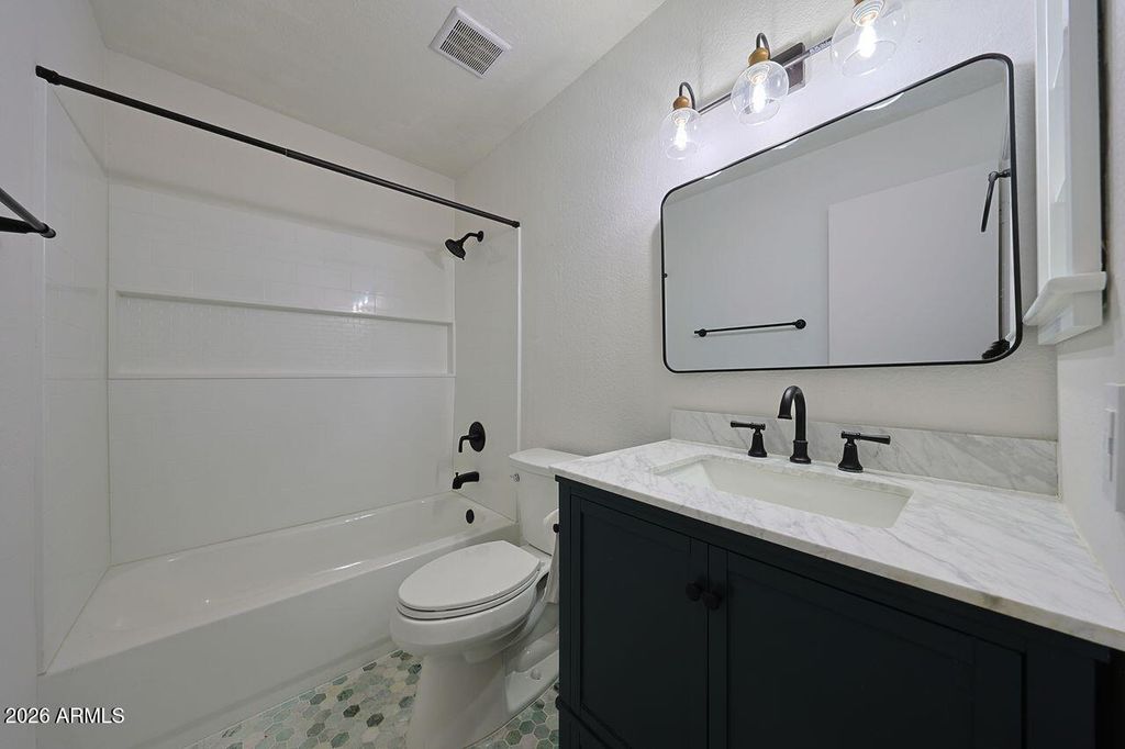 Image 11 of property listing at 4607 W CONTINENTAL Drive, Glendale, AZ 85308