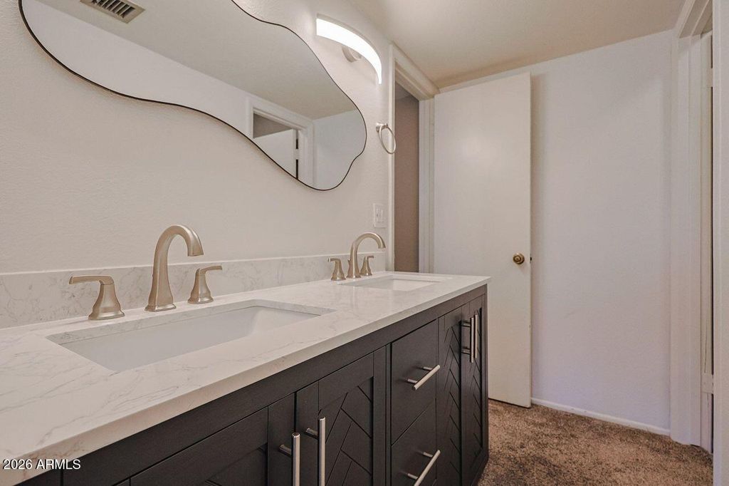 Image 19 of property listing at 4607 W CONTINENTAL Drive, Glendale, AZ 85308