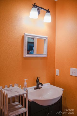 1086 Carters Ridge Road, Spruce Pine, NC 28777