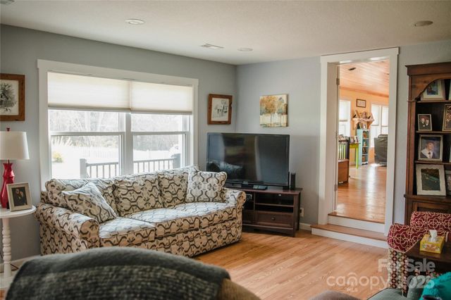 1086 Carters Ridge Road, Spruce Pine, NC 28777