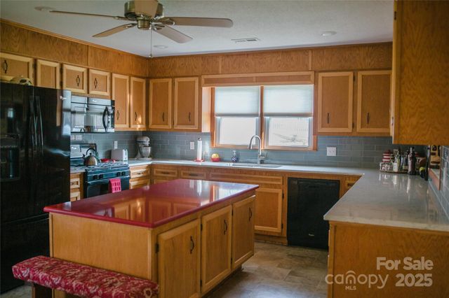 1086 Carters Ridge Road, Spruce Pine, NC 28777