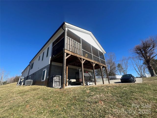 1086 Carters Ridge Road, Spruce Pine, NC 28777