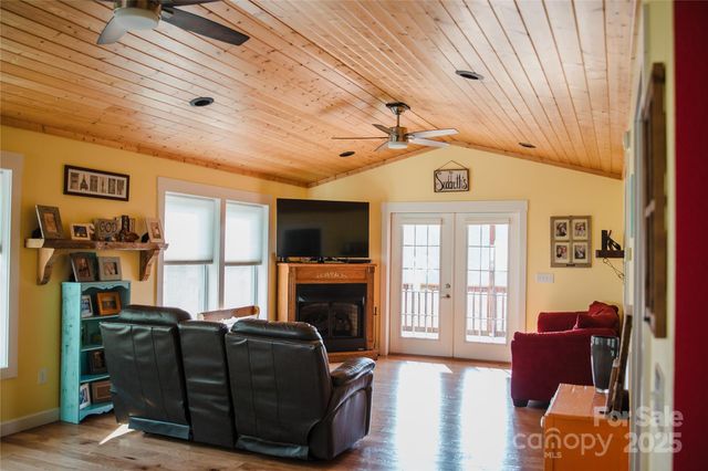1086 Carters Ridge Road, Spruce Pine, NC 28777