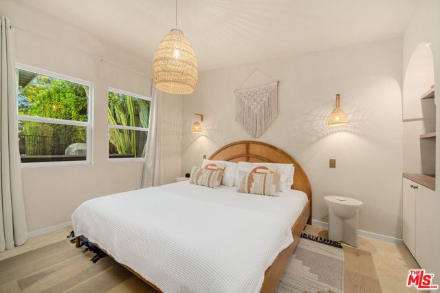 7030 De Longpre Avenue, Los Angeles, CA 90028
