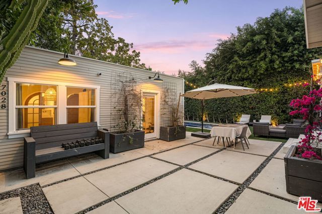 7030 De Longpre Avenue, Los Angeles, CA 90028