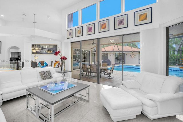 392 Coconut Cir, Weston, FL 33326