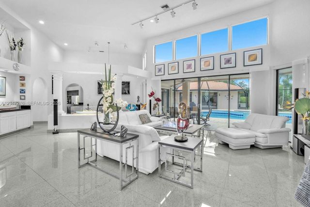 392 Coconut Cir, Weston, FL 33326
