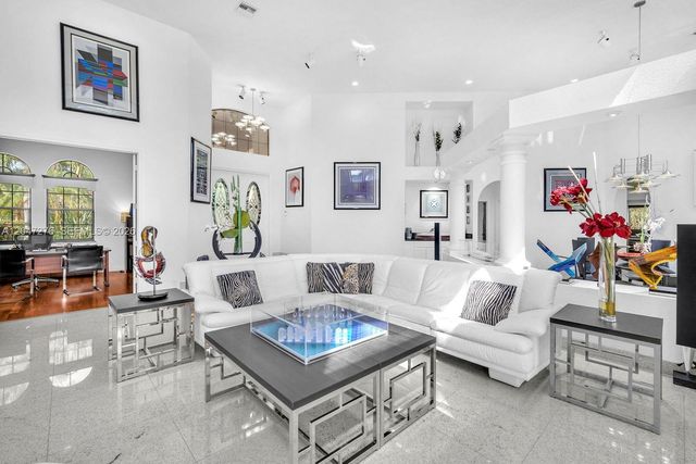 392 Coconut Cir, Weston, FL 33326