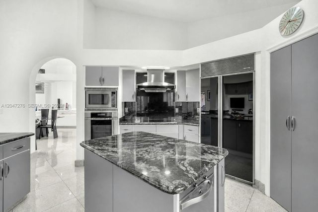 392 Coconut Cir, Weston, FL 33326