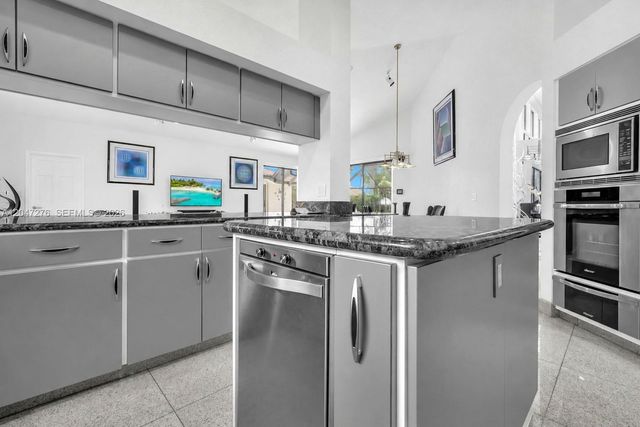 392 Coconut Cir, Weston, FL 33326