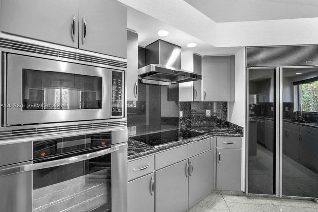 392 Coconut Cir, Weston, FL 33326