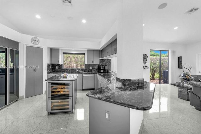 392 Coconut Cir, Weston, FL 33326