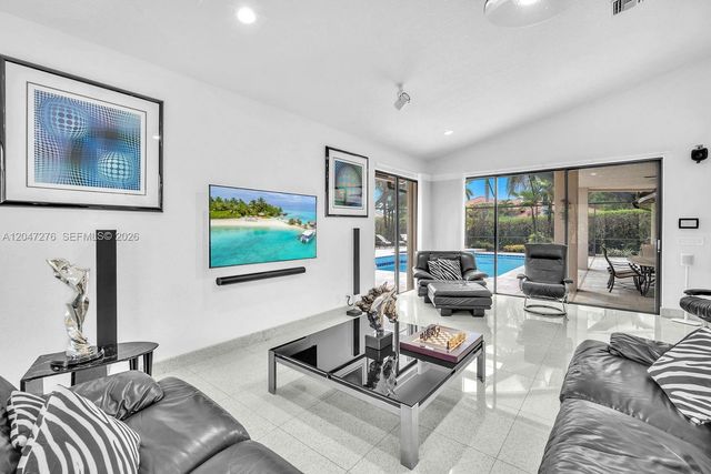392 Coconut Cir, Weston, FL 33326