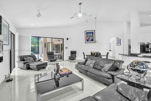 392 Coconut Cir, Weston, FL 33326