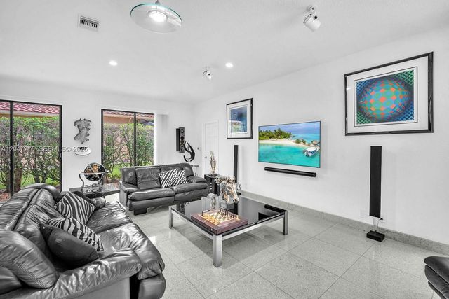 392 Coconut Cir, Weston, FL 33326